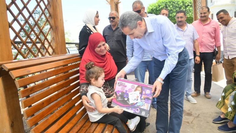 محافظ الغربية يوزع