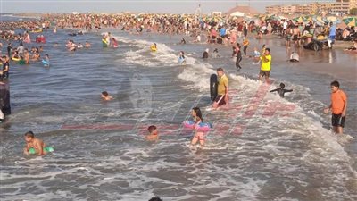 توافد كبير للمصطافين علي شواطئ بلطيم لقضاء إجازة العيد
