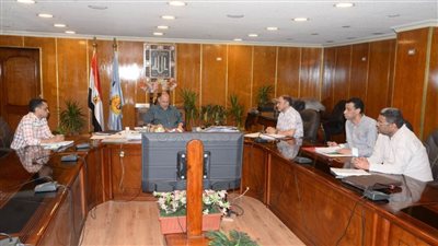 محافظ أسيوط يناقش مستجدات أعمال رصف الطرق ضمن مشروعات الخطة الاستثمارية