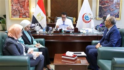وزير الصحة يستعرض جهود الاستراتيجية الوطنية للسكان والتنمية