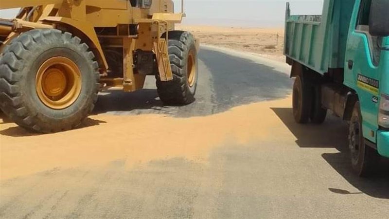 ازالة الرمال من طرق