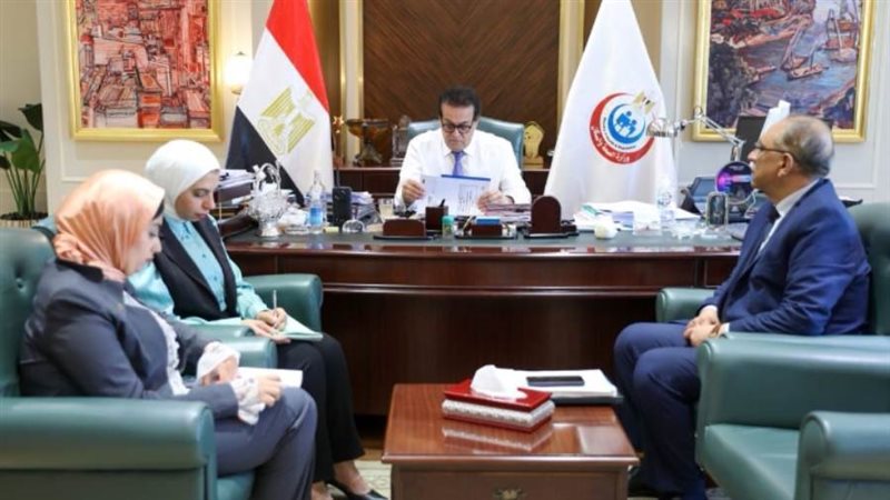 وزير الصحة خلال اجتماع