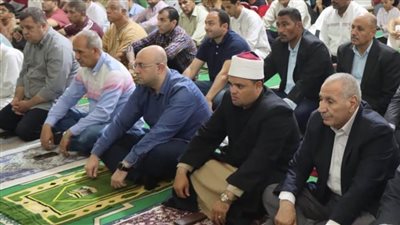 محافظ بني سويف يؤدي صلاة الجمعة بمسجد عمر بن عبد العزيز