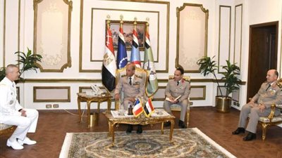 القائد العام للقوات المسلحة ورئيس الأركان يلتقيان رئيس هيئة الأركان الفرنسية 