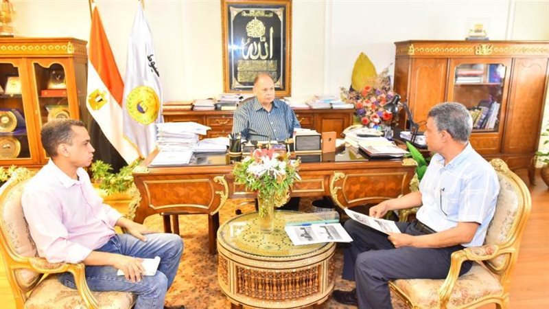 جانب من لقاء المحافظ