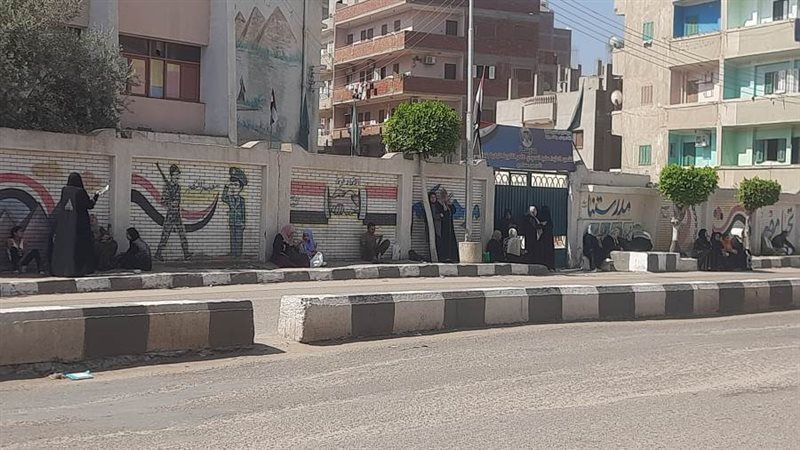 أولياء الأمور يفترشون