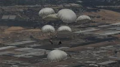 القوات المسلحة الأردنية تنفذ إنزالين جويين لمساعدات إنسانية وغذائية على جنوب غزة