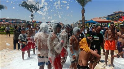 مهرجان الفوم في مواجهة الحر على شواطئ الغردقة |صور