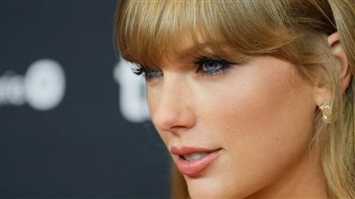 للمرة الثانية.. تايلور سويفت تبتلع حشرة أثناء الغناء على المسرح «فيديو» 