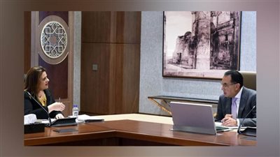 عاجل.. رئيس الوزراء يتابع مع وزيرة الهجرة وشؤون المصريين بالخارج عددًا من الملفات