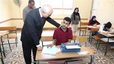 وزير التعليم يتفقد امتحانات مدارس المتفوقين والمكفوفين