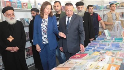 وزيرة الثقافة والمحافظ يفتتحان معرض الكتاب بالكاتدرائية المرقسية بالإسكندرية