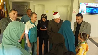 بتوجيهات الإمام الأكبر.. رئيس قطاع المعاهد الأزهرية يزور الطلاب الممتحنين بمستشفى 57357