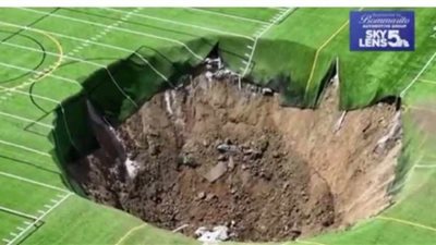 عاجل.. حفرة عملاقة تبتلع ملعب كرة قدم في إلينوي