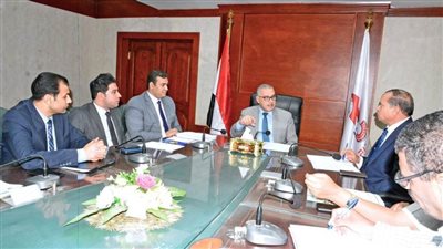 محافظ سوهاج يعقد اجتماعًا مع لجنة الاستثمار لبحث موقف طرح الفرص الاستثمارية بسوهاج