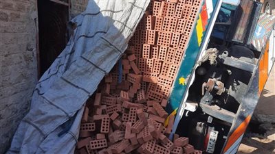 اقتحمت عليه المنزل.. إصابة طفل في انقلاب سيارة محملة بالطوب بأسيوط