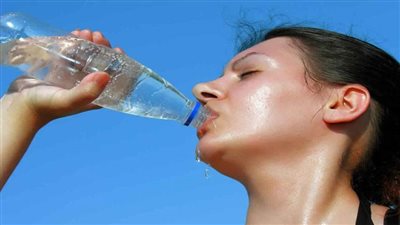 استشاري جلدية تؤكد ضرورة الإكثار من شرب الماء للحماية من ضربات الشمس خلال الموجات الحارة