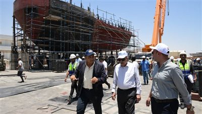 لتوطين الصناعات البحرية وريادة الترسانات الوطنية.. رئيس قناة السويس يتابع بناء 10 قاطرات جديدة