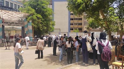 بين حزن شديد وفرحة كبيرة.. امتحانا الفيزياء والتاريخ يرسمان ملامح متضاربة على وجوه طلاب الثانوية العامة بأسوان