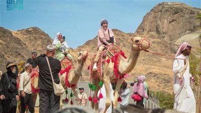 ضيوف الرحمن يحاكون قوافل الحج في أداء الفريضة قديمًا