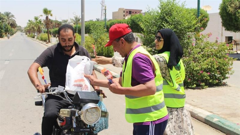 توزيع هدايا على المواطنين