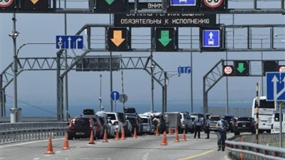 عاجل.. قائمة الانتظار تجاوزت 1000 سيارة على جسر القرم وامتدت لعدة كيلومترات