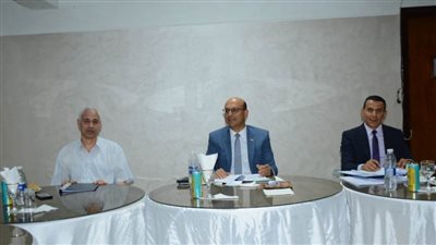 رئيس جامعة أسيوط يرأس اجتماع مجلس إدارة نادي الجامعة الجديد لمتابعة خطة التطوير والخدمات المقدمة