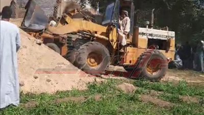 وسط محاولات لانتشاله.. سقوط شاب ببئر بنجع العاقوله بملوي جنوب المنيا (صور)