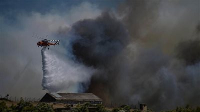 فرق الإطفاء اليونانية تسيطر على حرائق الغابات قرب العاصمة