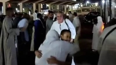 صور| بالطبل والمزمار البلدي.. أهالي بعثة حجاج البحر الأحمر يستقبلون ذويهم