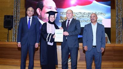 رئيس جامعة سوهاج يكرم طلاب الدفعة ٤٥ بقسم الإعلام بكلية الآداب