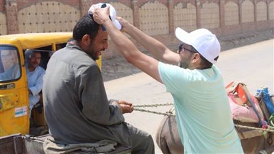 مبادرة احنا معاكم لحزب حماة الوطن محافظة بني سويف.. توزيع مياه باردة وكابات