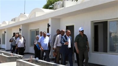 محافظ أسوان يسلم 50 مروحة و10 كراسي متحركة وسداد ديون 14 غارمة 