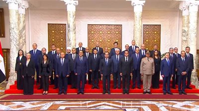 عاجل| الرئيس السيسي يتوسط صورة تذكارية مع الحكومة الجديدة