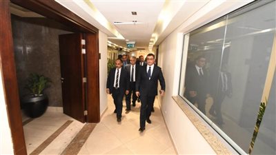 وزير الإسكان يتفقد المكاتب ويشدد على سرعة إنجاز المشروعات