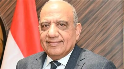 وزير الكهرباء يغادر مقر قطاع الأعمال العام بعد تسليم ملفات الوزارة لخليفته