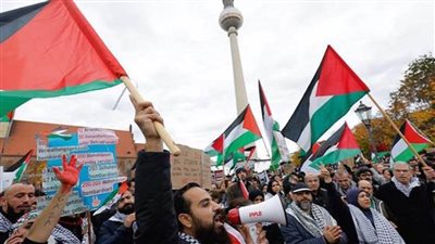 نشطاء مؤيدون للشعب الفلسطيني يتظاهرون أمام مقر البرلمان في أستراليا