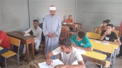 طلاب الشهادة الثانوية الأزهرية يؤدون امتحان مادة التوحيد بسوهاج