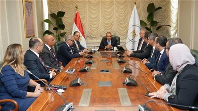 وزير الخارجية والهجرة وشؤون المصريين بالخارج يجتمع مع قيادات وأعضاء قطاع الهجرة بالوزارة