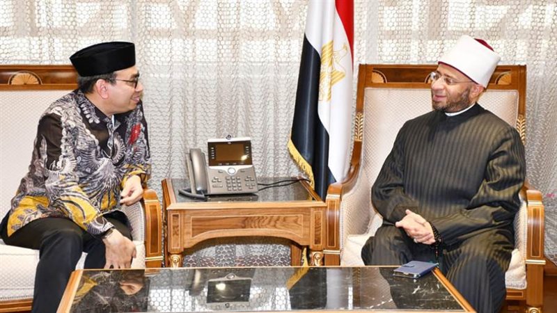 وزير الأوقاف يستقبل