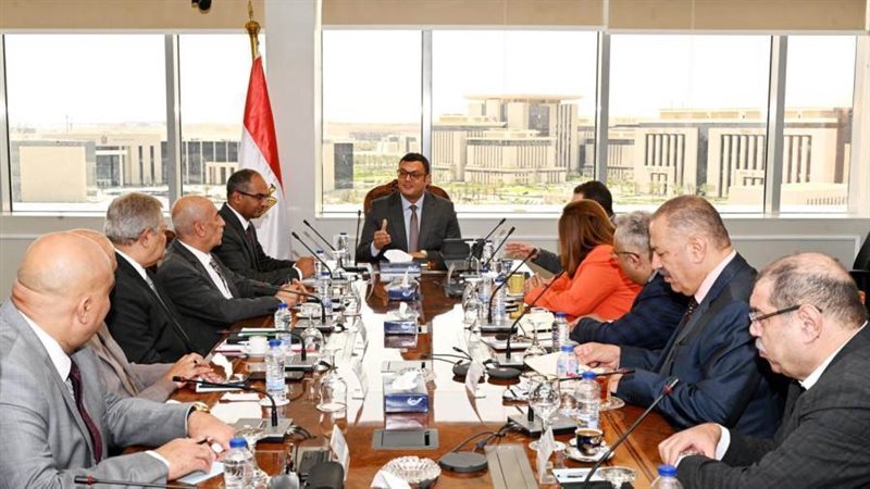وزير الإسكان يجتمع