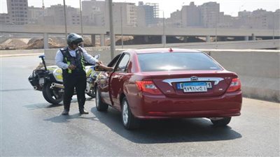 أجهزة الأمن تضبط قائد سيارة يسير عكس الاتجاه بطريق الإسماعيلية