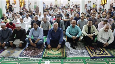 محافظ بني سويف يؤدي صلاة الجمعة بمسجد عمر بن العزيز