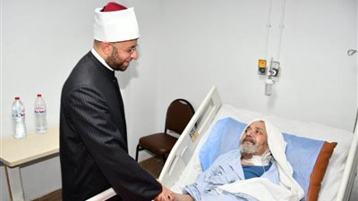 وزير الأوقاف يتفقد مستشفى الدعاة