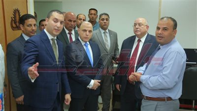 بعد وصوله مكتبه.. محافظ كفر الشيخ الجديد يتفقد إدارات الديوان العام