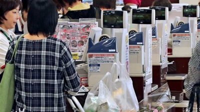 استطلاع ياباني: حوالي 60% من الأسر في اليابان تواجه ظروفًا معيشية صعبة