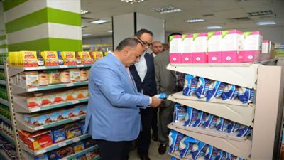 محافظ أسيوط يقود حملة تموينية مفاجئة على المجمعات الغذائية والمحال التجارية لضبط الأسواق