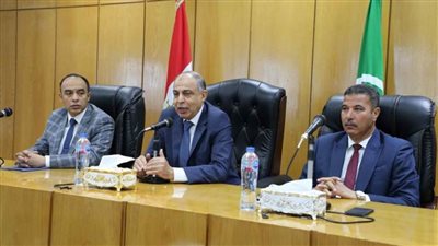 محافظ المنيا يعقد اجتماعًا موسعًا مع القيادات التنفيذية 