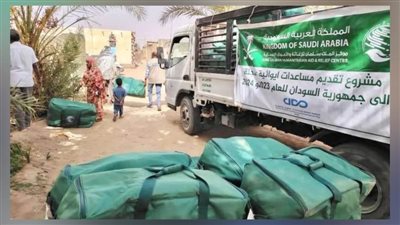 مركز الملك سلمان للإغاثة يوزع حقائب إيوائية ومساعدات إنسانية في السودان