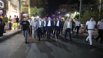 محافظ المنيا يقود حملة مفاجئة لإزالة الإشغالات والتأكد من الالتزام بمواعيد غلق المحال